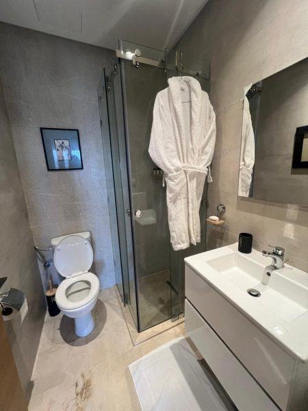 salle de bain d'un appartement à louer à Marrakech