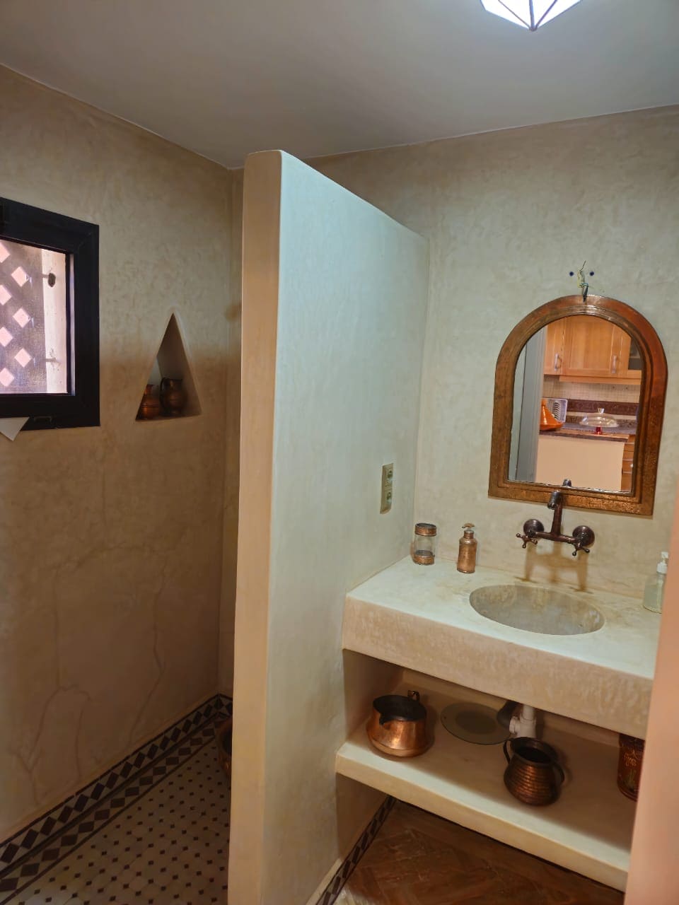 salle de bain d'un rez de jardins à vendre à Marrakech