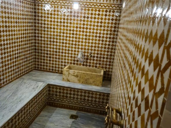 Salle de bain traditionnelle d'une villa à vendre à Marrakech